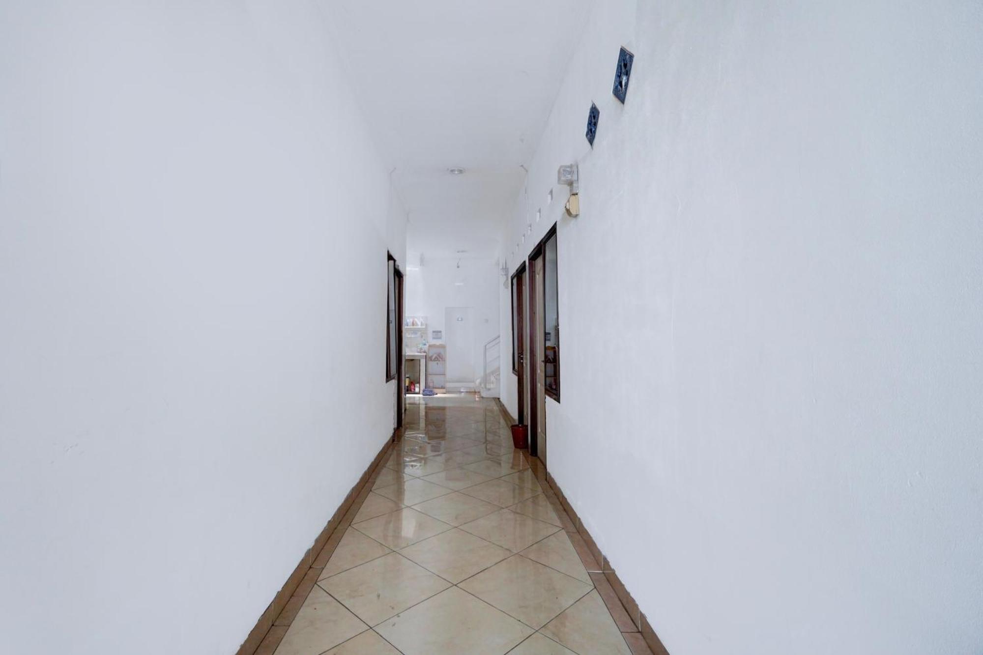 Oyo Life 93083 Nova Jaya 3 Homestay Syariah Lamongan Екстер'єр фото