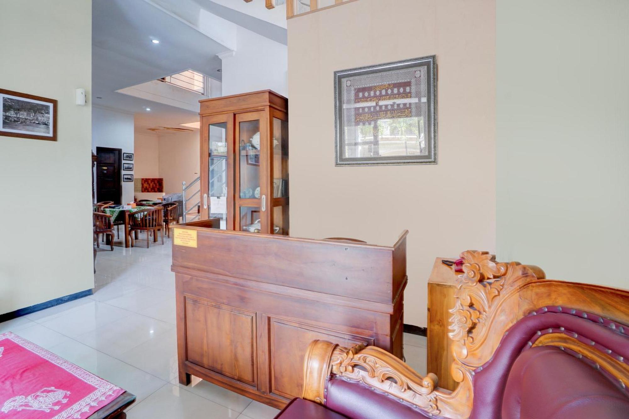 Oyo Life 93083 Nova Jaya 3 Homestay Syariah Lamongan Екстер'єр фото